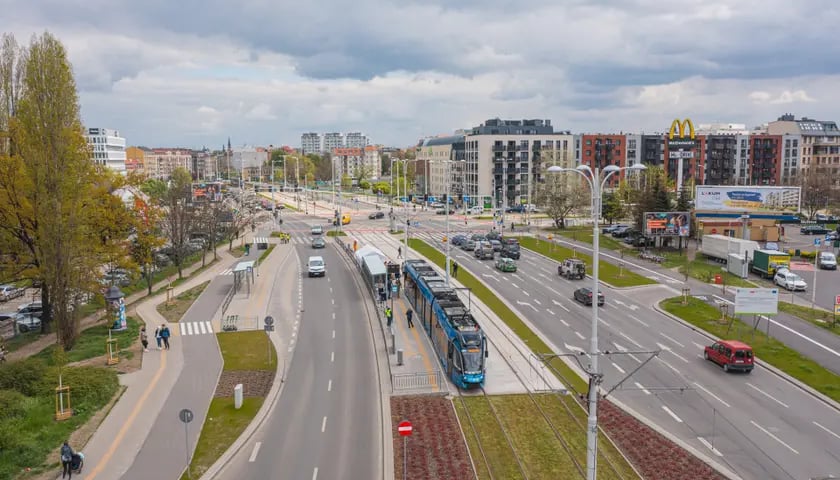 Tramwaj jadący trasą na Popowice