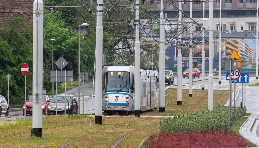 Tramwaje od poniedziałku korzystają z nowej trasy przez Popowice.  