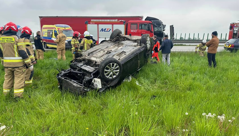 Wypadek na A4. Pokiereszowany samochód