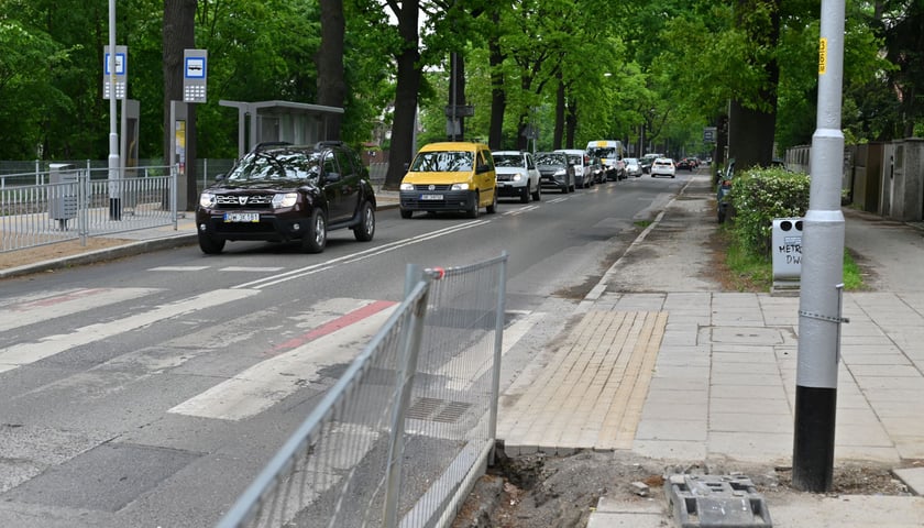 Wielka Wyspa, okolice godziny 15:00, wtorek 16 maja - ruch na trasie objazdu wprowadzonego z powodu zamknięcia skrzyżowania ul. Mickiewicza i Paderewskiego.