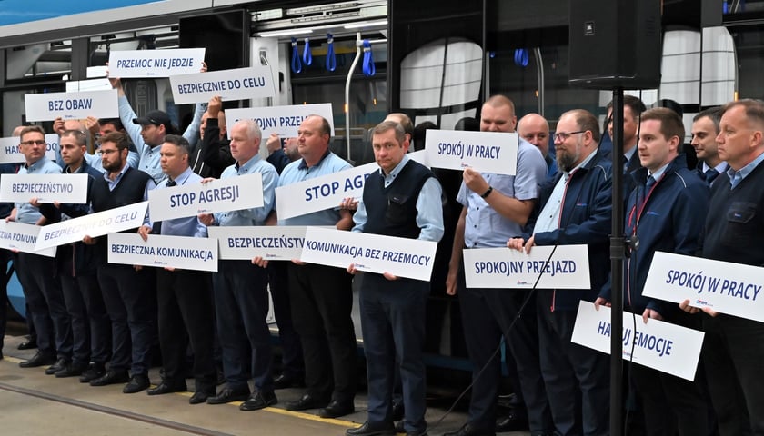 Happening kierowców i motorniczych MPK podczas konferencji prasowej na temat objęcia ich ochroną równą funkcjonariuszom publicznym