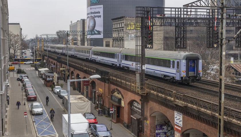 Pociąg PKP Intercity na nasypie kolejowym we Wrocławiu, zdjęcie ilustracyjne