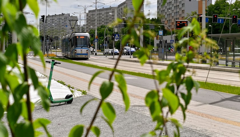 Tramwaj linii 18 w pobliżu nowego przystanku "Port Popowice".