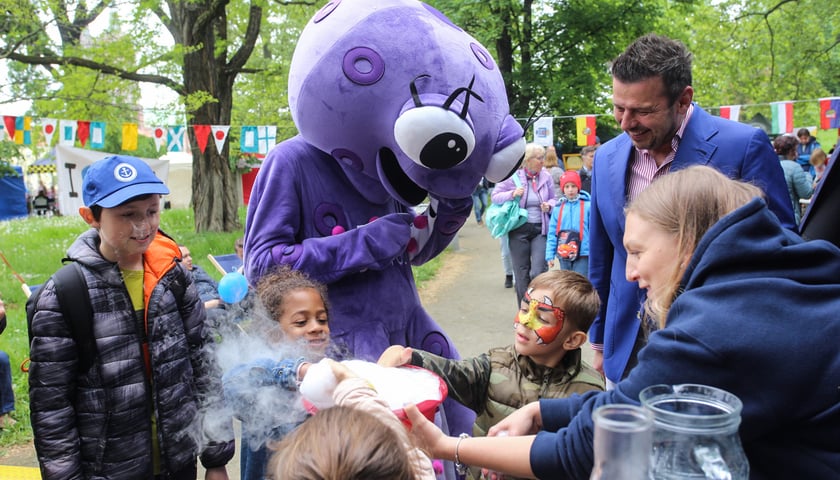 Piknik z okazji Dni Odry. Marcin Garcarz, wiceprezes MPWIK oraz grupa dzieci bawiąca się na stoisku Hydropolis. Jest też maskotka Hydropolis.