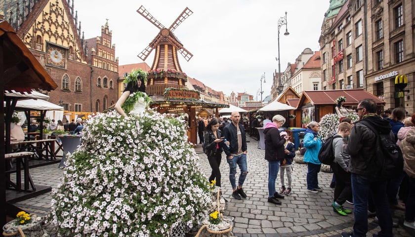 Jarmark Świętojański w Rynku. Grupa osób wśród straganów