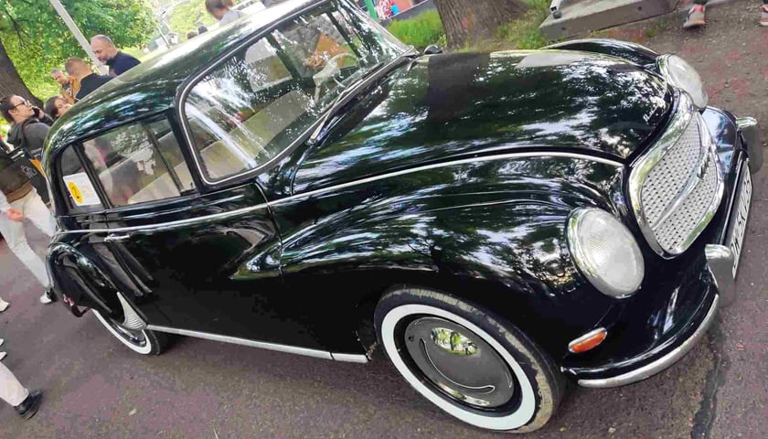 Czarny oldtimer zaparkowany na Wybrzeżu Wyspiańskiego w ramach Nocy Muzeów