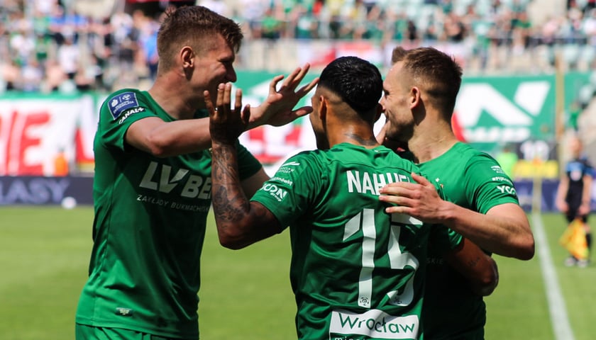 Mecz   Śląsk Wrocław vs. Miedź Legnica. Zawodnicy WKS-u cieszą się ze zdobytej bramki