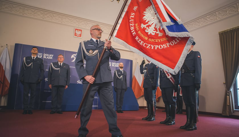 Uroczystość  nadania sztandarów odbyła się 19 maja, w piątek, we Wrocławiu. Na zdjęciu mężczyzna trzyma sztandar