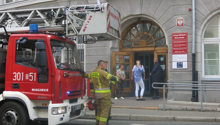 Straż pożarna przed Centrum Obsługi Mieszkańca przy ul. Zapolskiej 