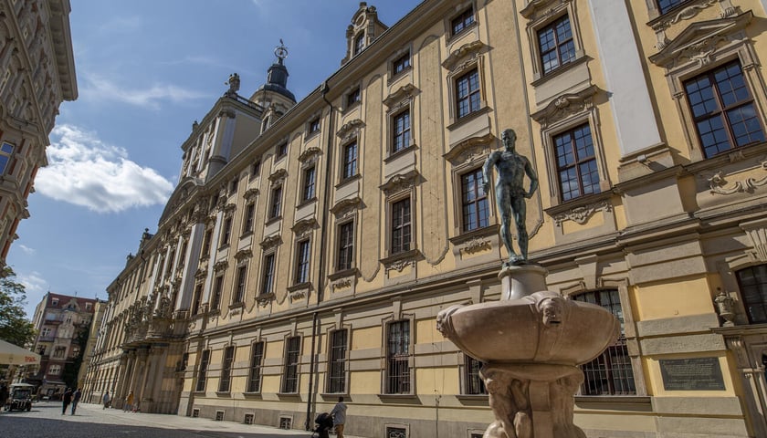 Gmach Główny Uniwersytetu Wrocławskiego, na pierwszym planie fontanna z Szermierzem