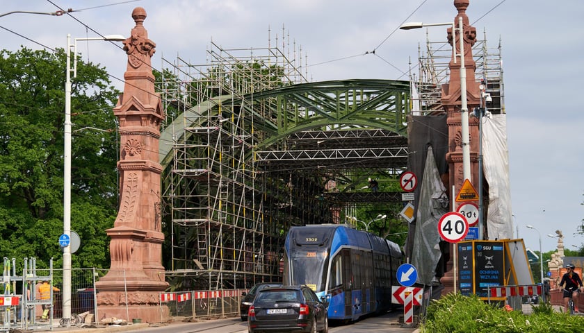 Most Zwierzyniecki, przez który przejeżdża tramwaj i samochód 