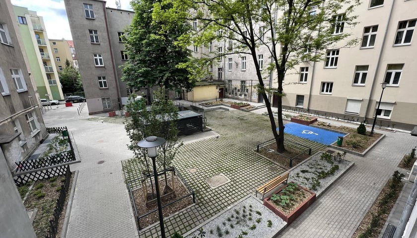 Tak prezentuje się zrewitalizowane podwórko w kwartale ulic Paulińskiej, Pomorskiej, Nobla i Rydygiera na Nadodrzu we Wrocławiu