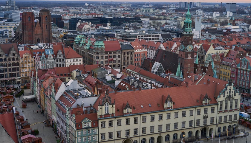 Panorama Starego Miasta z lotu ptaka, na pierwszym planie Sukiennice we wrocławskim Rynku