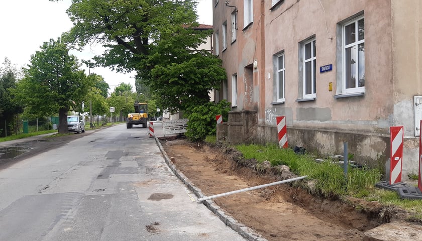Zniszczona nawierzchnia ulicy Świątnickiej