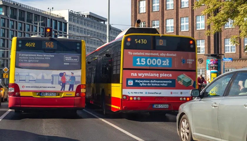 Zdjęcie ilustracyjne przedstawiające dwa autobusy komunikacji miejskiej MPK
