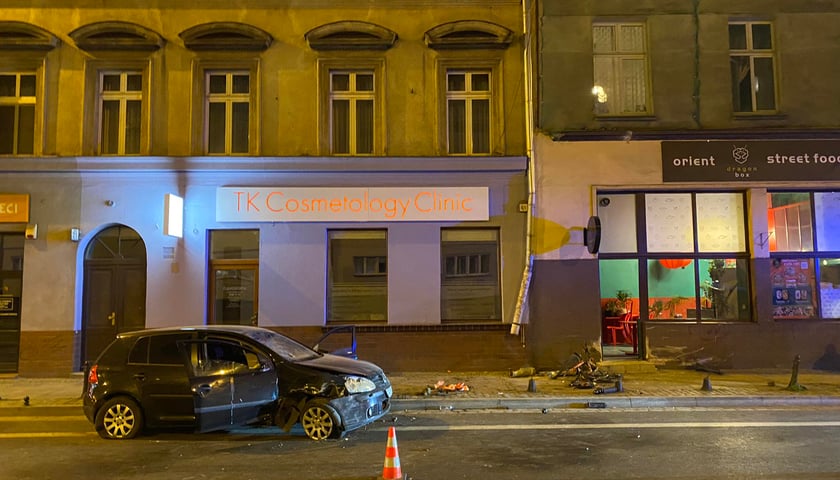 Rozbite auto na ul. Piotra Skargi