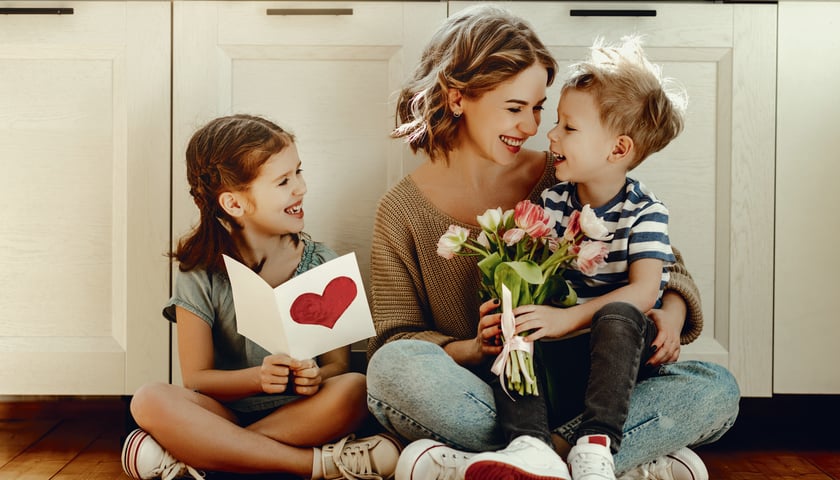 Mama, która dostaje bukiet od syna i laurkę od córki