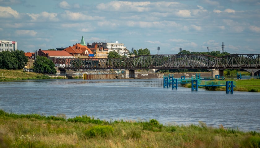 Karłowice, widok na most kolejowy nad Odrą. Zdjęcie ilustracyjne
