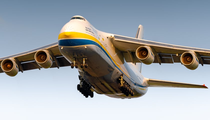Lądujący An-124 - największy samolot świata. 