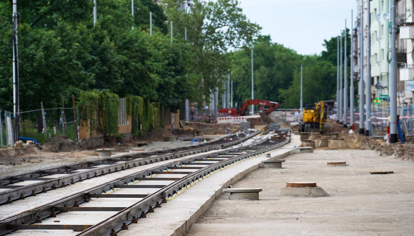 Fragment nowego torowiska na przebudowywanej ulicy Pomorskiej, maj 2023