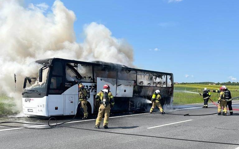 Pożar autokaru z wycieczką szkolną z Wrocławia na A4