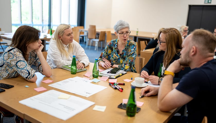 Uczestnicy warsztatów podczas dyskusji w grupach. 