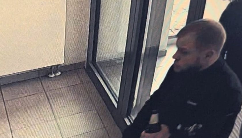 Ten mężczyzna może mieć informacje o przestępstwie. 