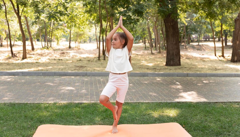 Dziewczynka ćwicząca jogę / zdjęcie ilustracyjne