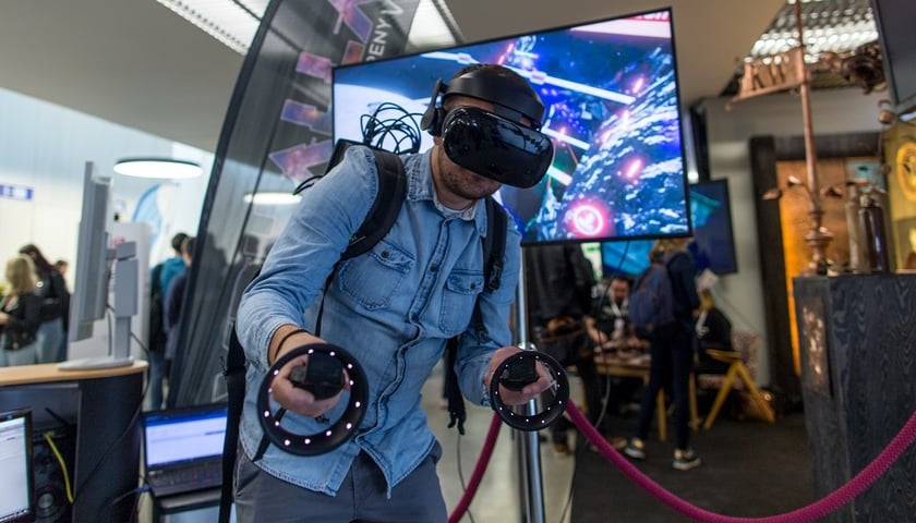 Mężczyzna w goglach VR, zdjęcie ilustracyjne 