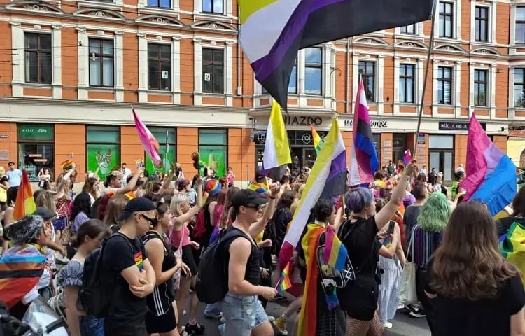 Uczestnicy marszu  na ulicy we Wrocławiu