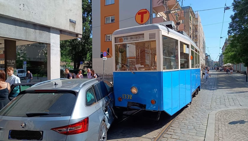 Zabytkowy tramwaj zderzył się dzisiaj (4 czerwca) z autem osobowym
