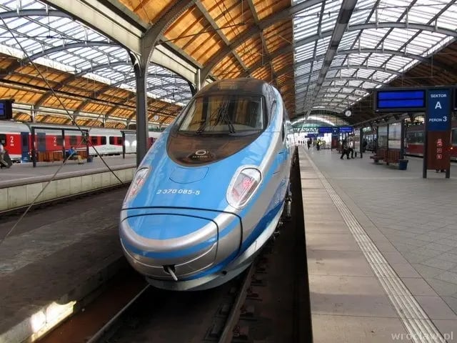 Pociąg PKP Intercity na dworcu Wrocław Główny