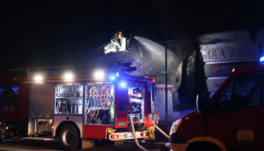 Pożar na Brucknera. W akcji brało udział 9 jednostek straży pożarnej. 