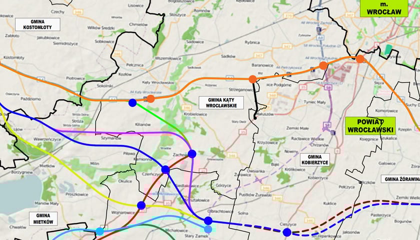 Mapa okolic Wrocławia z 7 kolorowymi liniami, pokazującymi opcje przebudowy autostrady A4