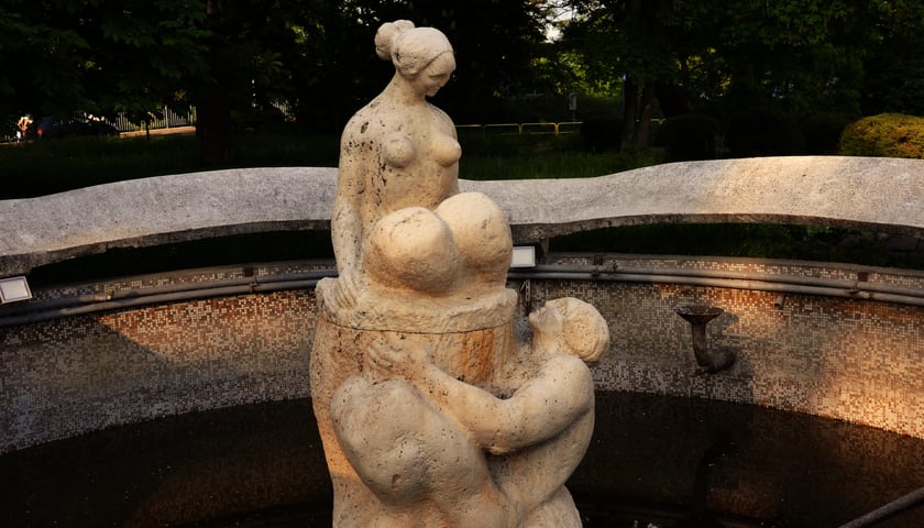 fontanna "Kochankowie" przy ulicy Okólnej we Wrocławiu