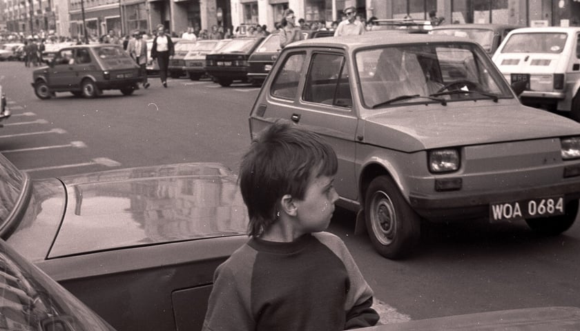 Fiat 126p w ruchu drogowym na ul. Świdnickiej we Wrocławiu (widok w stronę Przejścia Świdnickiego). 