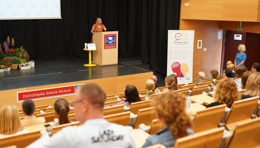 <p>Uczestnicy II Wrocławskiego Forum ds. Uzależnień na sali wykładapowej Uniwersytetu Dolnośląskiego&nbsp;</p>