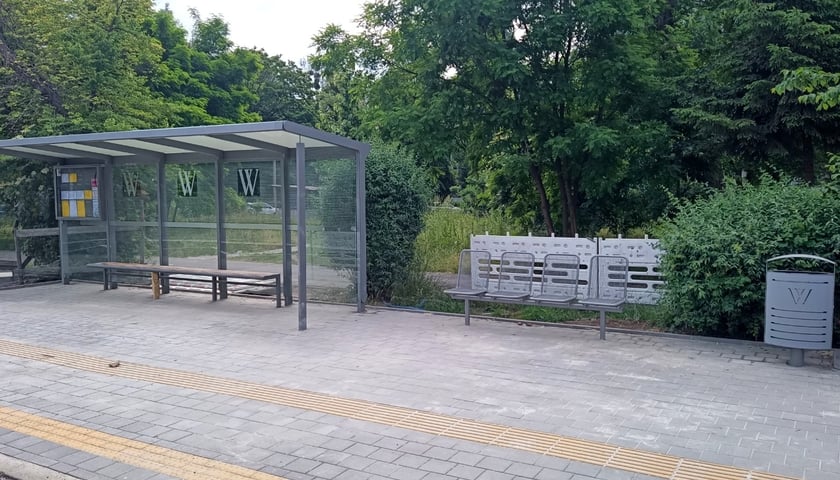 Przystanek wiedeński w ul. Grabiszyńskiej, w tle tramwaj i pasażerowie