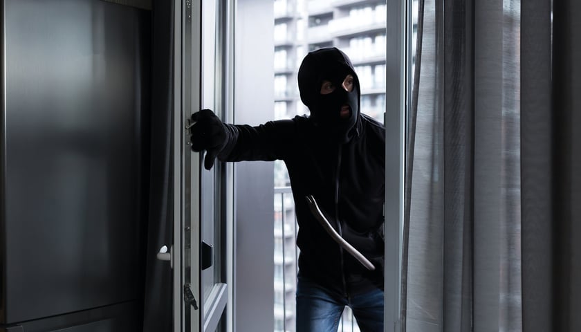  Dziwne znaki nad drzwiami mieszkań. Policja: To mogą być złodzieje