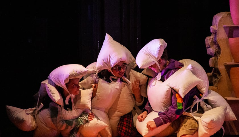 Aktorzy przebrani w kostiumy z poduszek, które mają wyciszać wszelki hałas w spektaklu „Głośniej się nie da?”