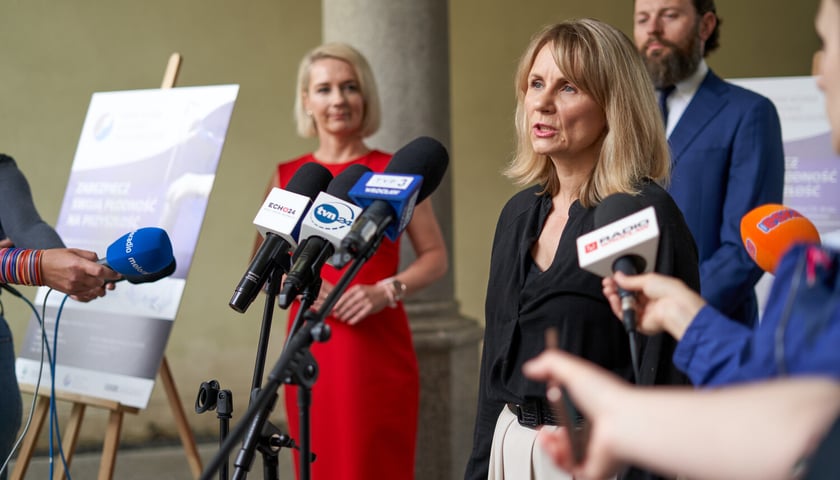 <p>Uczestnicy konferencji: Joanna Nyczak, dyrektorka Wydziału Zdrowia UMW, z tyłu dr n. med. Piotr Lepka z Dolnośląskiego Centrum Onkologii, Pulmonologii i Hematologii</p>