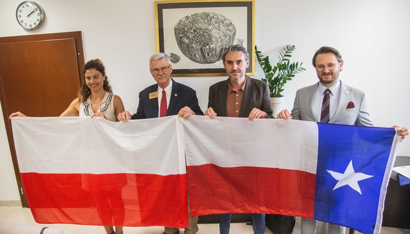 Wiceprezydent Bartłomiej Ciążyński, Jimmy Mazurkiewicz i Mariola Apanel z Urzędu Miejskiego Wrocławia trzymają flagę Polski i Texasu