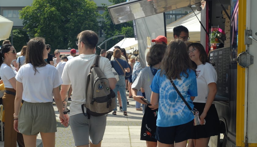 Festiwal Azjatycki, Festiwal Smak&oacute;w Świata i Festiwal Piwa, Wina i Trunk&oacute;w Rzemieślniczych na placu Nowy Targ