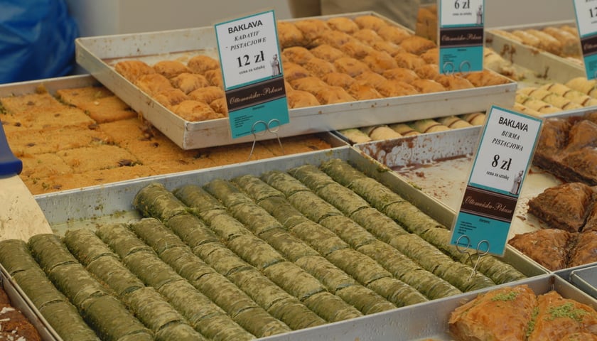 Tłumy na Festiwalu Azjatyckim, Festiwalu Smak&oacute;w Świata i Festiwalu Piwa, Wina i Trunk&oacute;w Rzemieślniczych na placu Nowy Targ