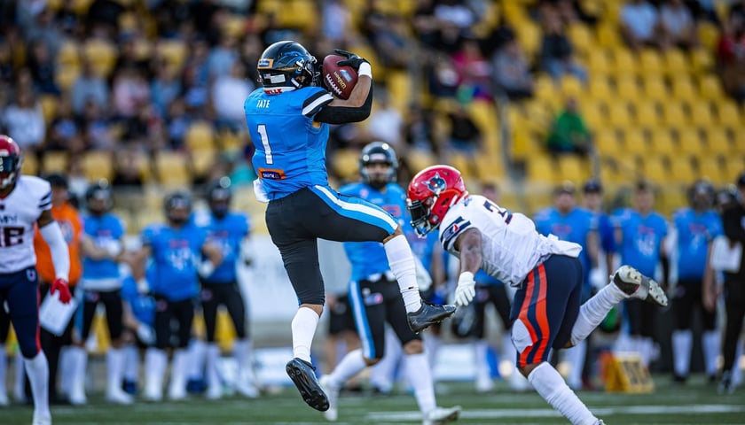 zawodnik Panthers Wrocław w efektownym wyskoku