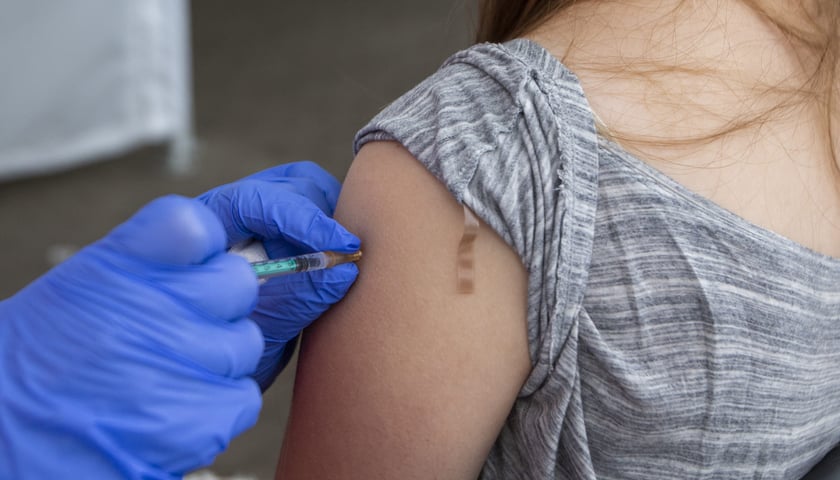 szczepienie poprzez zastrzyk w ramię, zdjęcie ilustracyjne