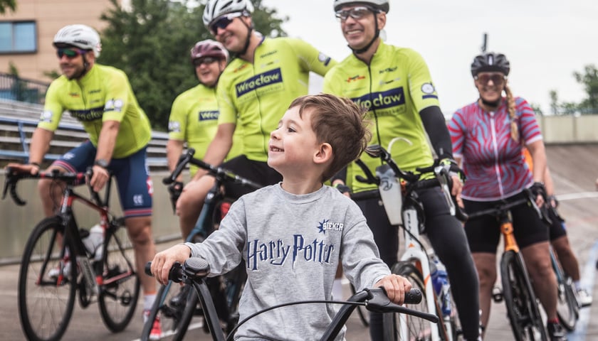 Kilkuletni Adaś podczas startu charytatywnego rajdu rowerowego, którego uczestnicy wykręcą na rowerach 600 kilometrów, aby wspomóc leczenie genetycznej choroby chłopca