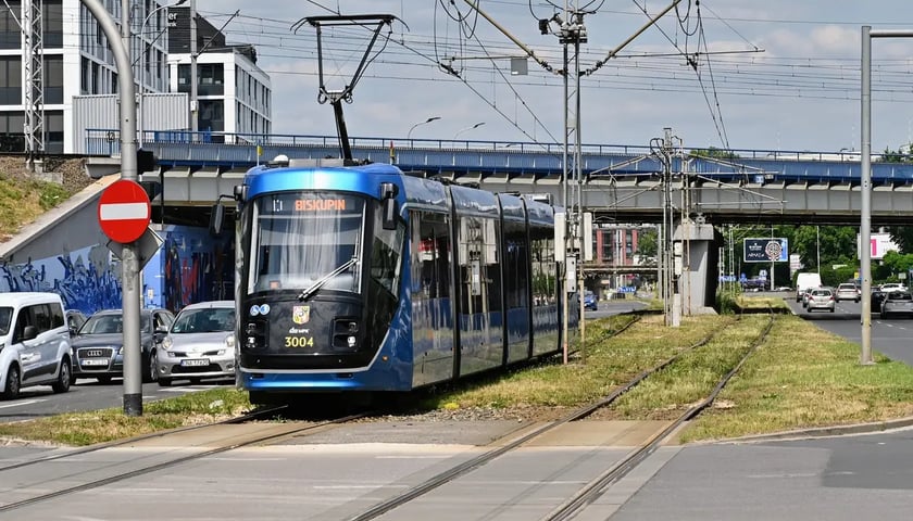 Fragment torowiska między ulicami Zachodnią a Niedźwiedzią jest w fatalnym stanie. Obowiązuje tu ograniczenie prędkości dla tramwajów do 20 km/h. 