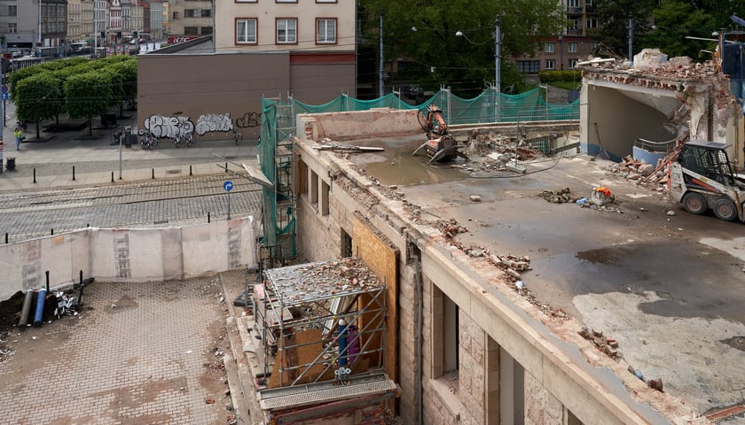 Wyburzany biurowiec na rogu ulic Szewskiej i Kazimierza Wielkiego, widok z lotu ptaka.