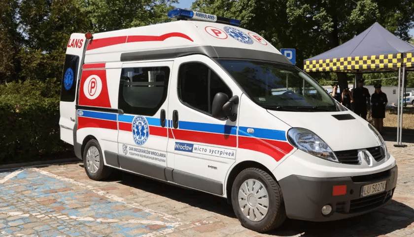 Новий автомобіль швидкої допомоги для України.